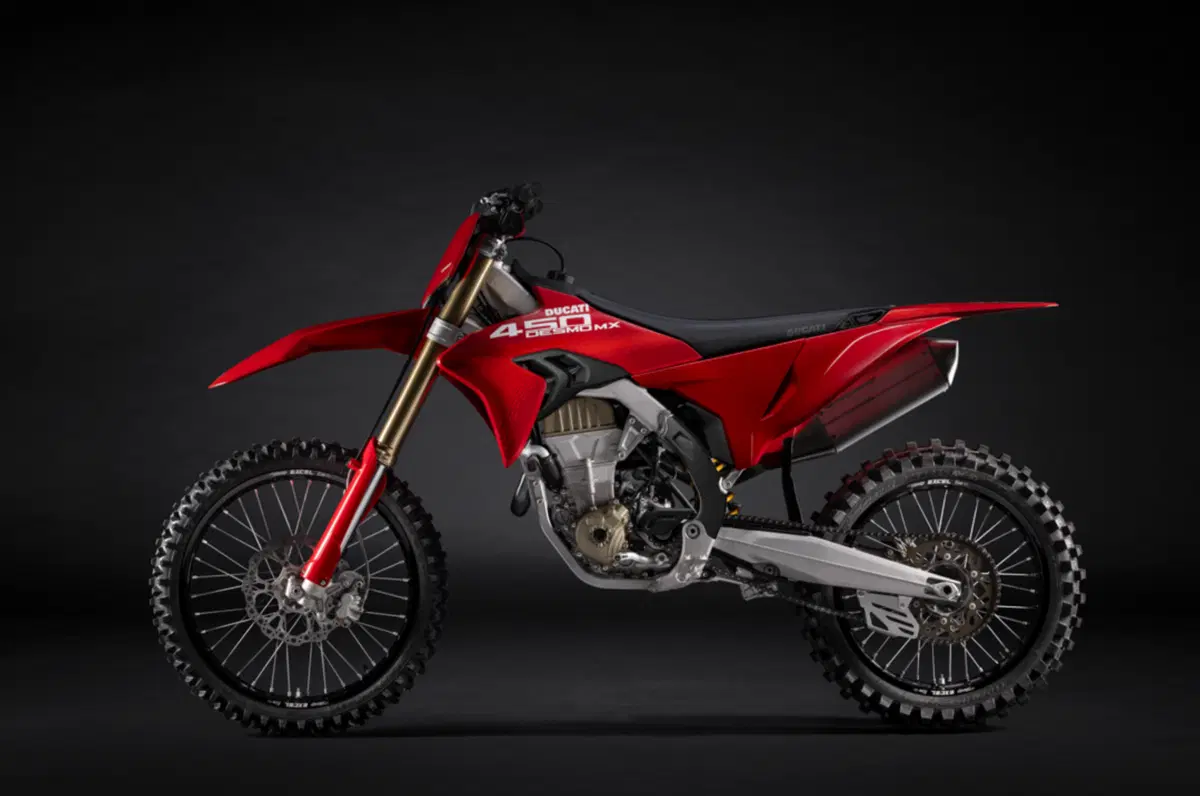 Desmo450 MX, momento storico: inizia la produzione della prima Ducati da motocross [GALLERY] (6)