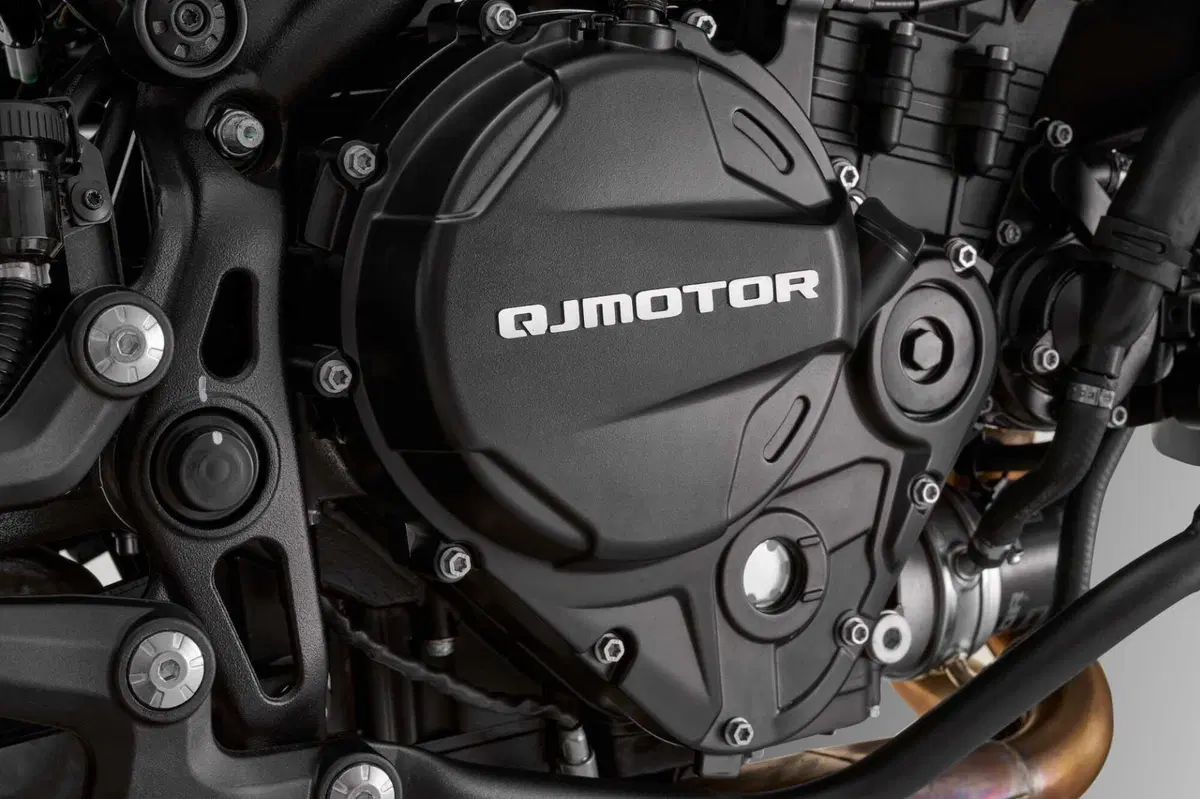 QJMOTOR SRT 900SX: esplorare in grande (7)