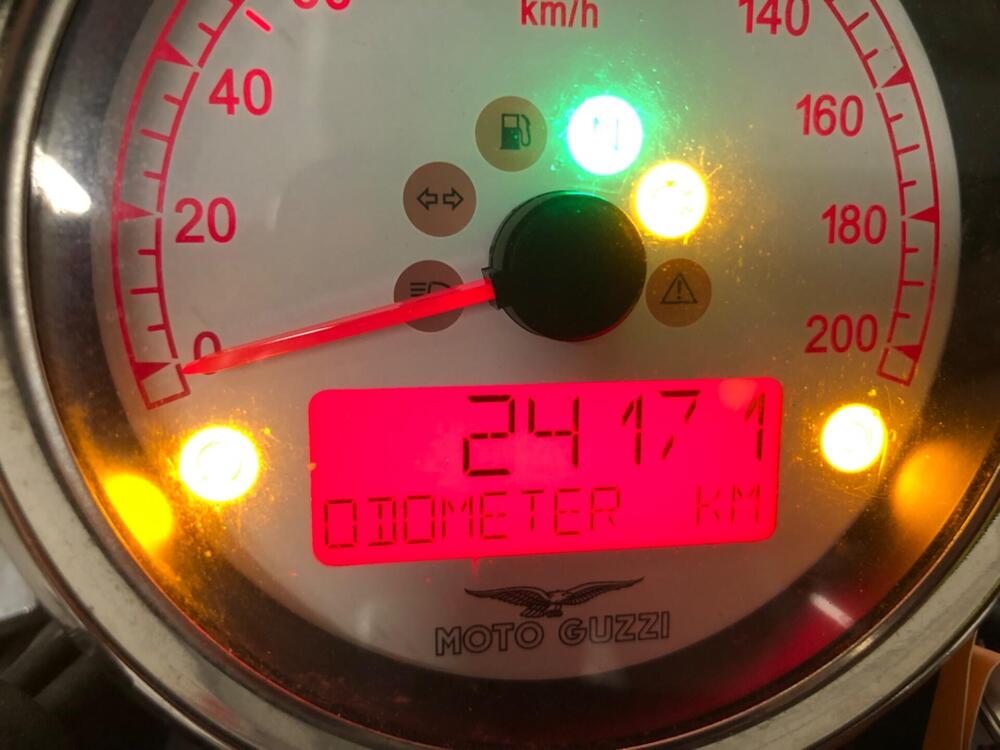 Moto Guzzi V9 Bobber (2016 - 18) (2)