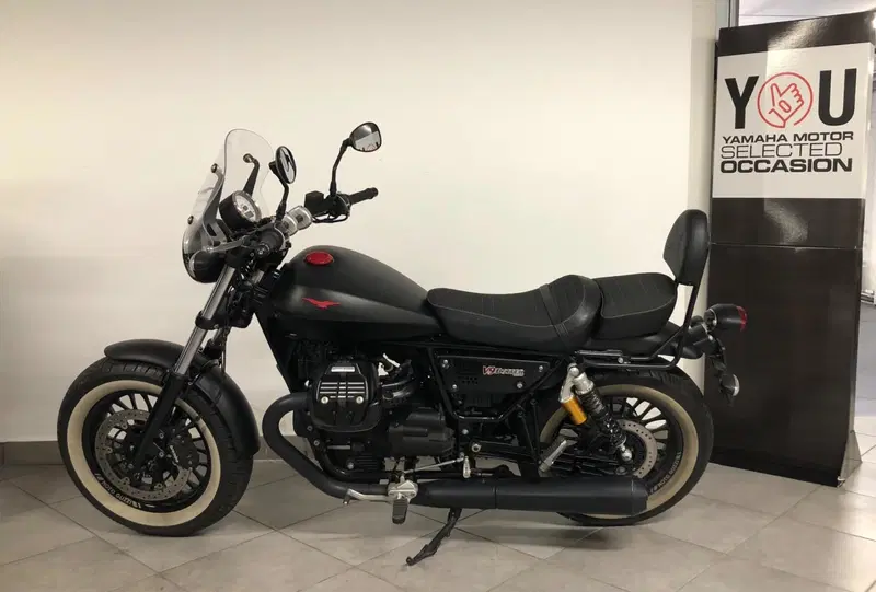 Moto Guzzi V9 Bobber (2016 - 18) (3)