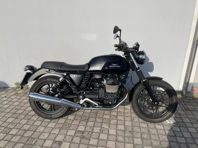 Moto Guzzi V7 II Stone (2015 - 17) usata