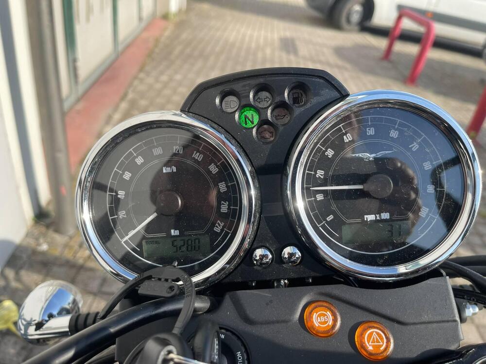 Moto Guzzi V7 II Stone (2015 - 17) (2)