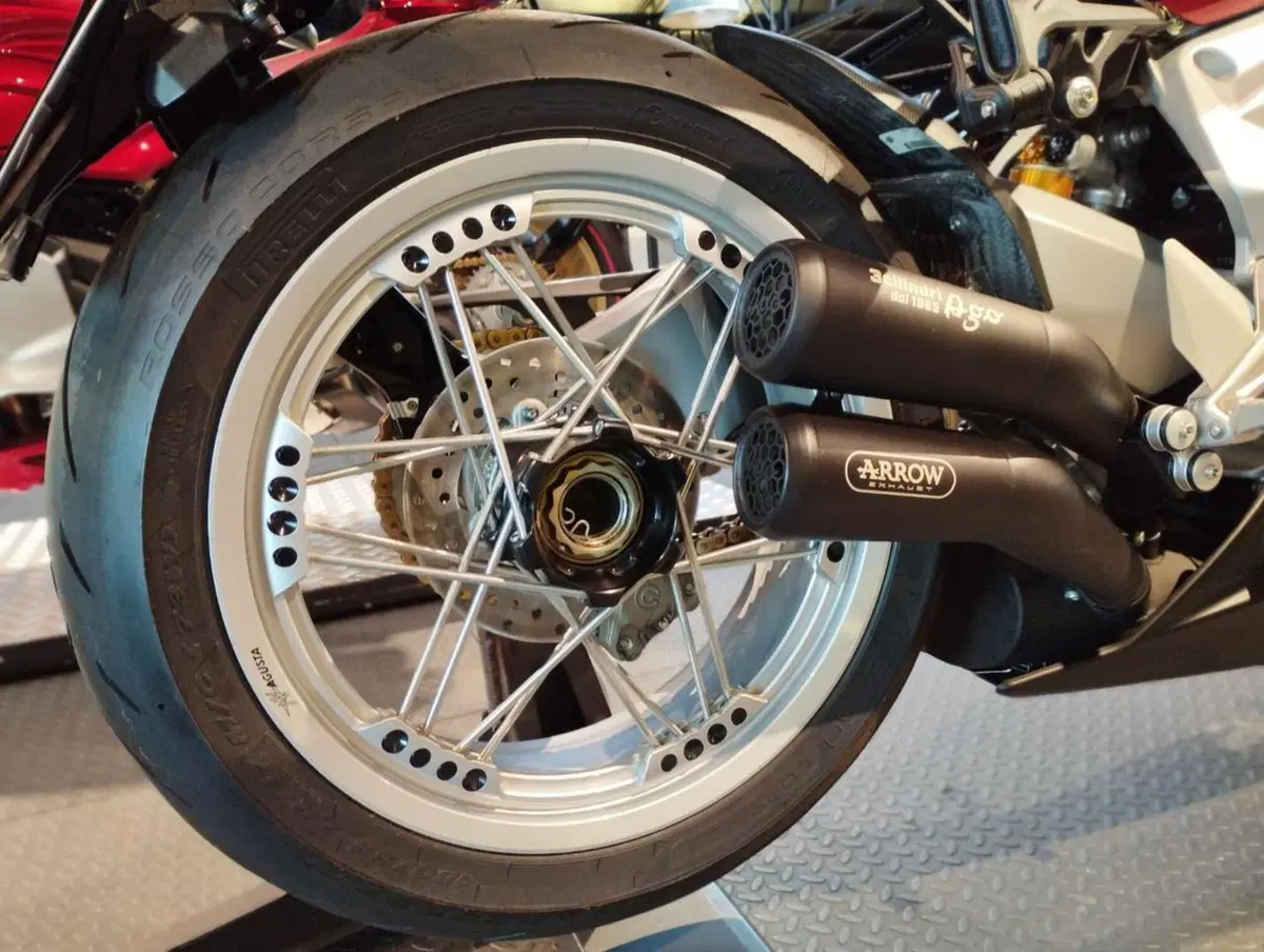 MV Agusta Superveloce 800 Ago (2021 - 23) (7)