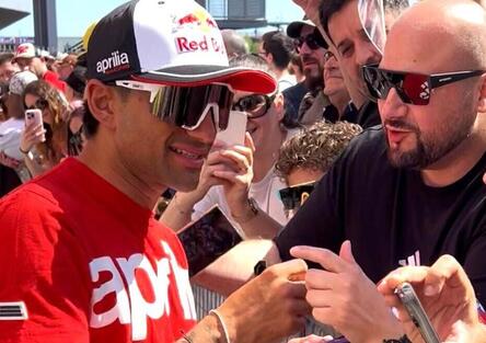 Martin e i resta! dei fan Aprilia: Non me l'aspettavo [VIDEO]