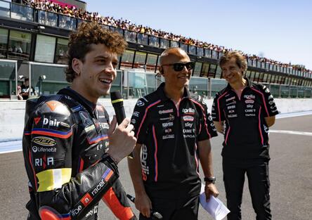 Grande festa Aprilia a Misano, migliaia di appassionati, vince il Bez [VIDEO]