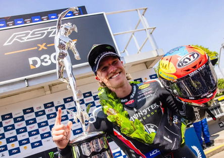 Tourist Trophy 2025: Davey Todd vince la Superbike. Secondo Dunlop, poi Harrison