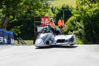 Tourist Trophy 2025: nei sidecar &egrave; domino dei fratelli Crowe. Nuovo record sul giro!