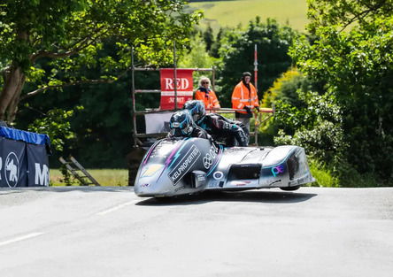 Tourist Trophy 2025: nei sidecar è domino dei fratelli Crowe. Nuovo record sul giro!