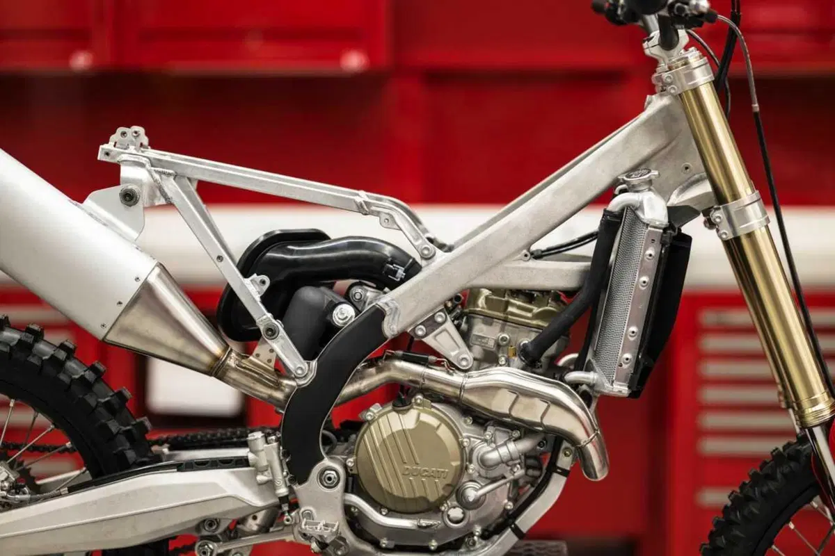 La Ducati Desmo450 MX (2)