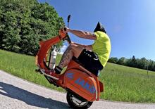 L’austriaco Günter Schachermayr per 4,5 km in Vespa, su una sola ruota e alla cieca [VIDEO]