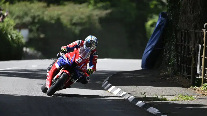 Tourist Trophy 2025: Dean Harrison torna alla vittoria nella Superstock