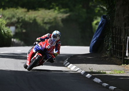 Tourist Trophy 2025: Dean Harrison torna alla vittoria nella Superstock
