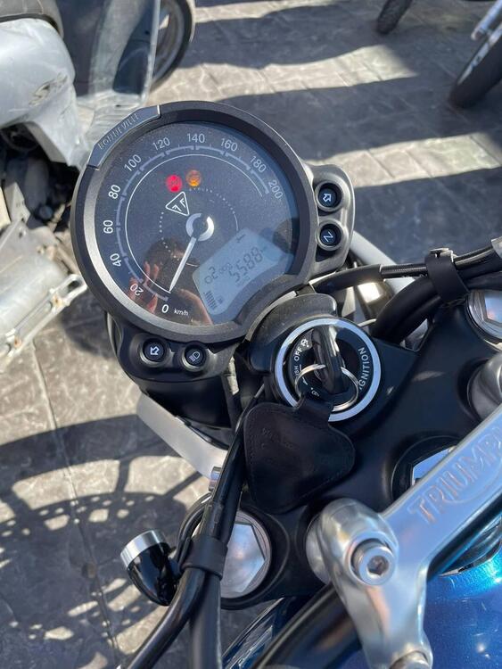 Triumph Street Twin 900 (2021 - 22) (4)
