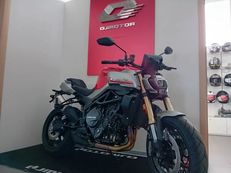 QJ Motor SRK 900 (2025 - 26)