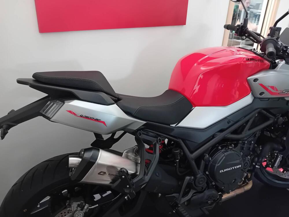 QJ Motor SRK 900 (2025) (3)