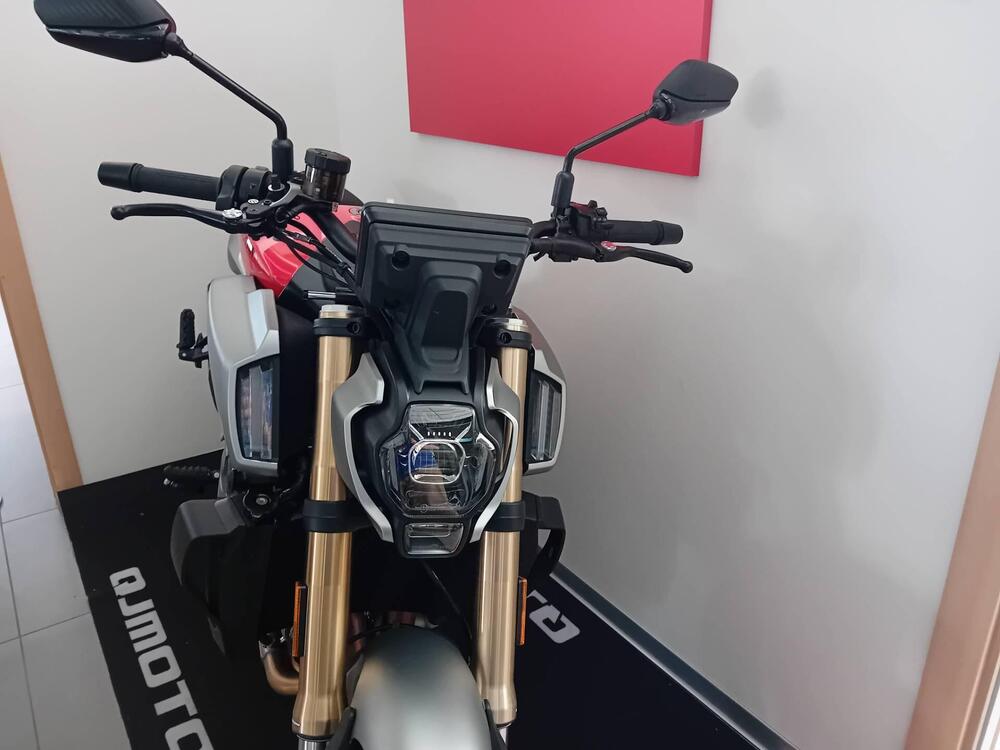 QJ Motor SRK 900 (2025) (4)