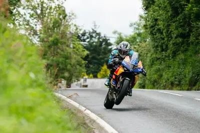 Tourist Trophy 2025: Dunlop stravince nella Supersport e piovono record