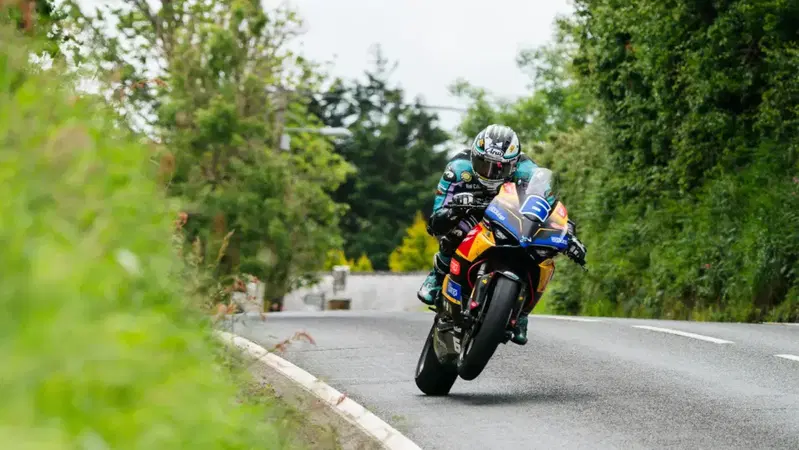 Tourist Trophy 2025: Dunlop stravince nella Supersport e piovono record