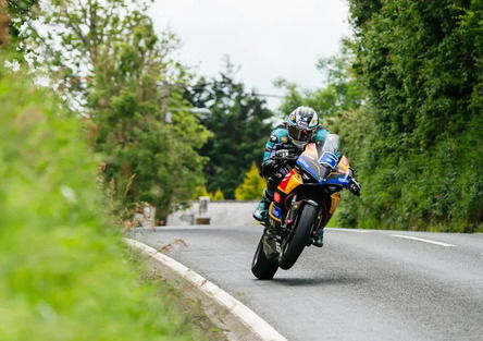 Tourist Trophy 2025: Dunlop stravince nella Supersport e piovono record