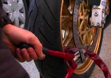 Gita tra appassionati si trasforma in incubo: sette moto rubate in una notte in Francia