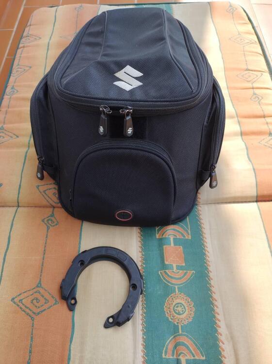 Vendo borsa serbatoio con anello di fissaggio Suzuki