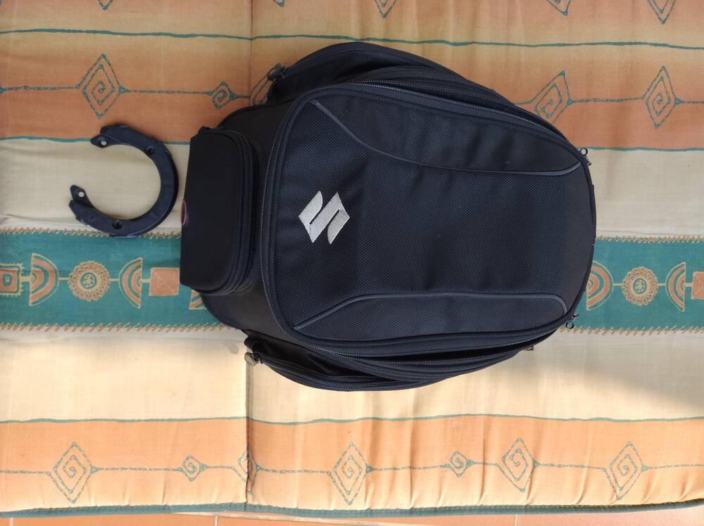 Vendo borsa serbatoio con anello di fissaggio Suzuki (2)