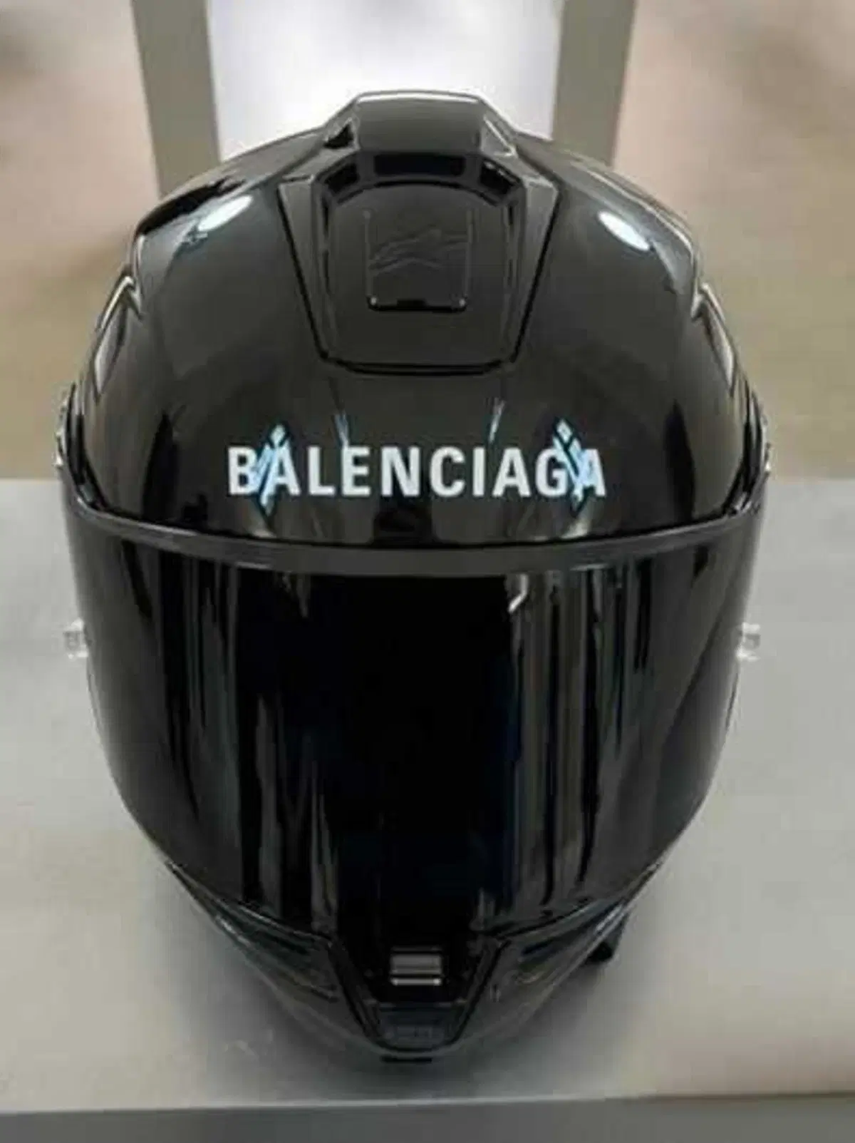 Un Alpinestars SuperTech R10 firmato Balenciaga! Quanto costerà? (2)