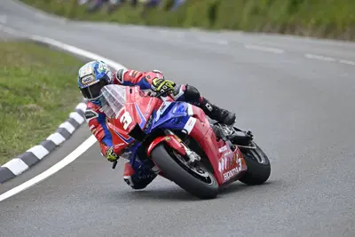 Tourist Trophy 2025: Doppietta di Dean Harrison nella Superstock