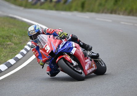 Tourist Trophy 2025: Doppietta di Dean Harrison nella Superstock