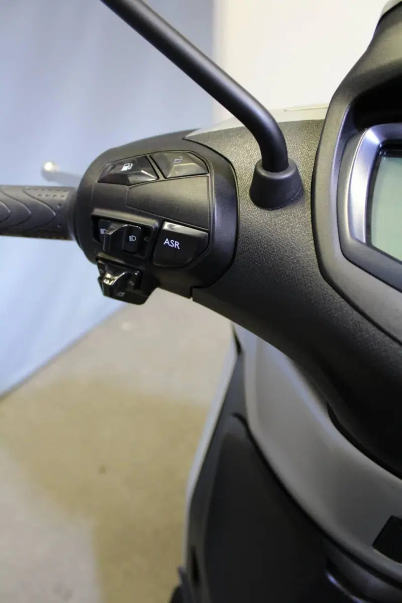 Piaggio Beverly 300 Hpe (2021) (10)