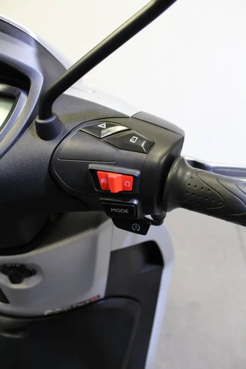 Piaggio Beverly 300 Hpe (2021) (11)