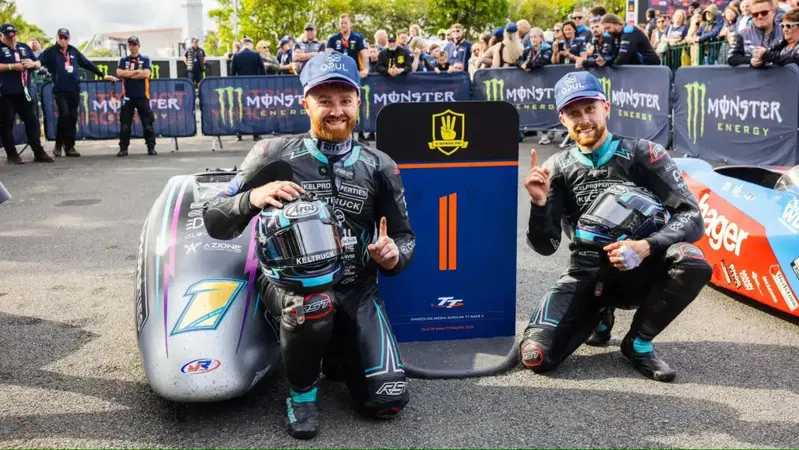 Tourist Trophy 2025: quattro vittorie consecutive nei sidecar per i fratelli Crowe