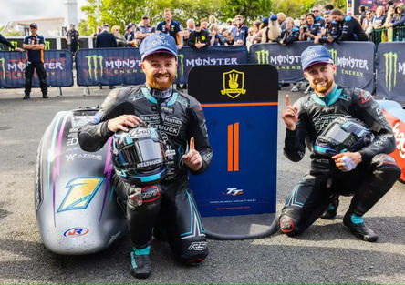 Tourist Trophy 2025: quattro vittorie consecutive nei sidecar per i fratelli Crowe