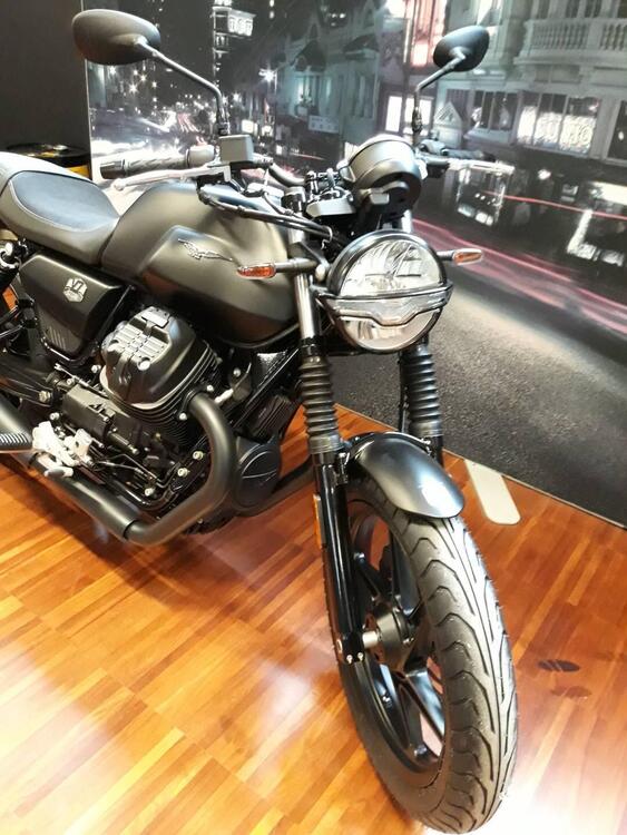 Moto Guzzi V7 Stone (2021 - 24) (2)