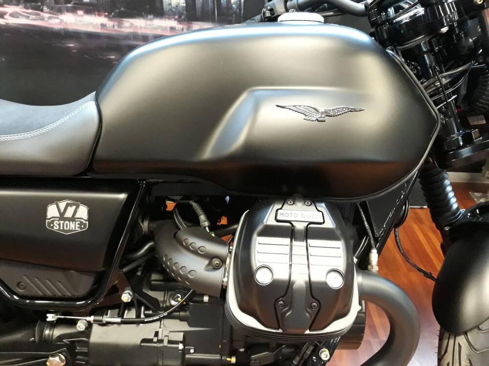 Moto Guzzi V7 Stone (2021 - 24) (3)