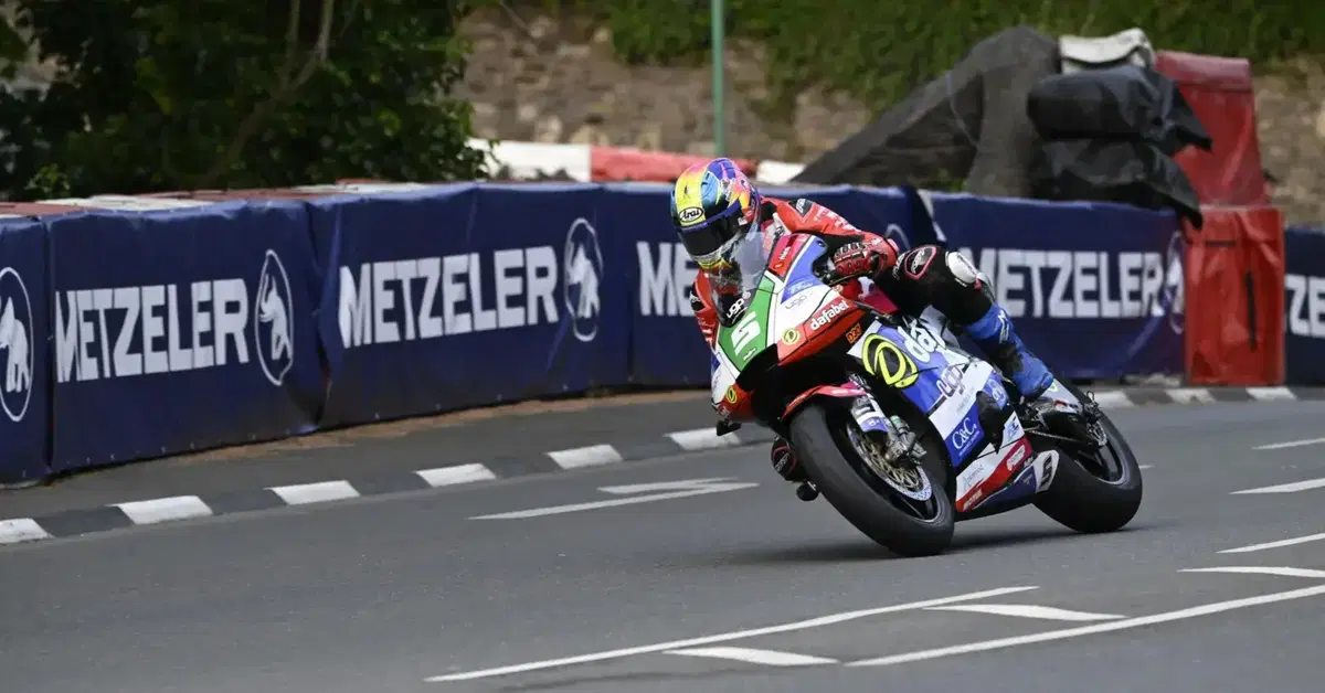 Tourist Trophy 2025: Evans squalificato nella Supertwin. Bonetti guadagna la settima posizione!