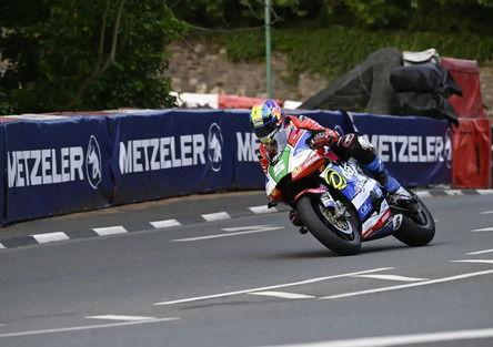 Tourist Trophy 2025: Evans squalificato nella Supertwin. Bonetti guadagna la settima posizione!