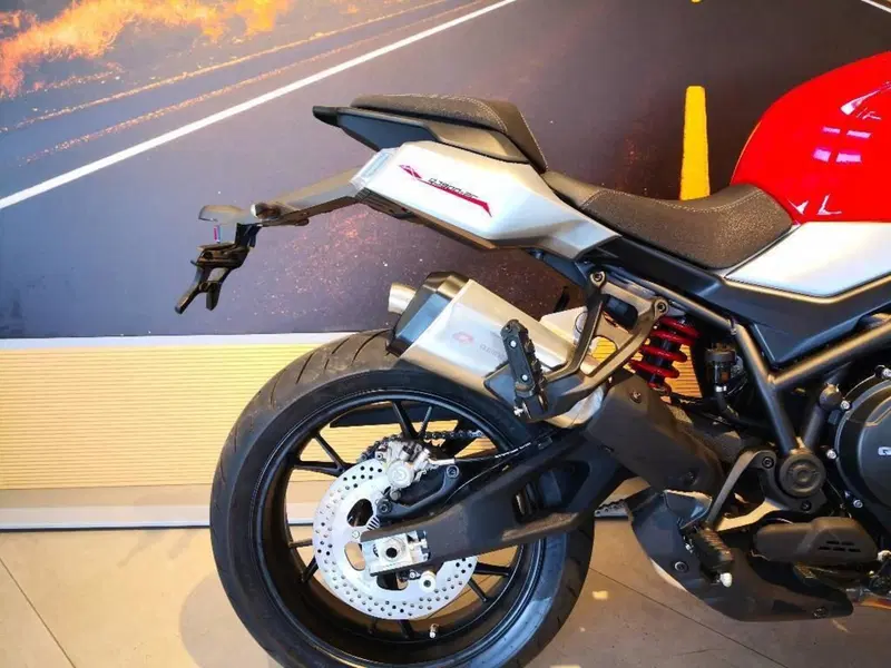 QJ Motor SRK 900 (2025 - 26) (5)