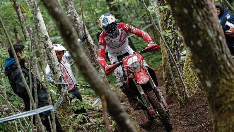 Enduro. Assoluti #8. D2. Bis di Verona. Ancora duello con Pichon. Elgari e Pavoni Campioni 