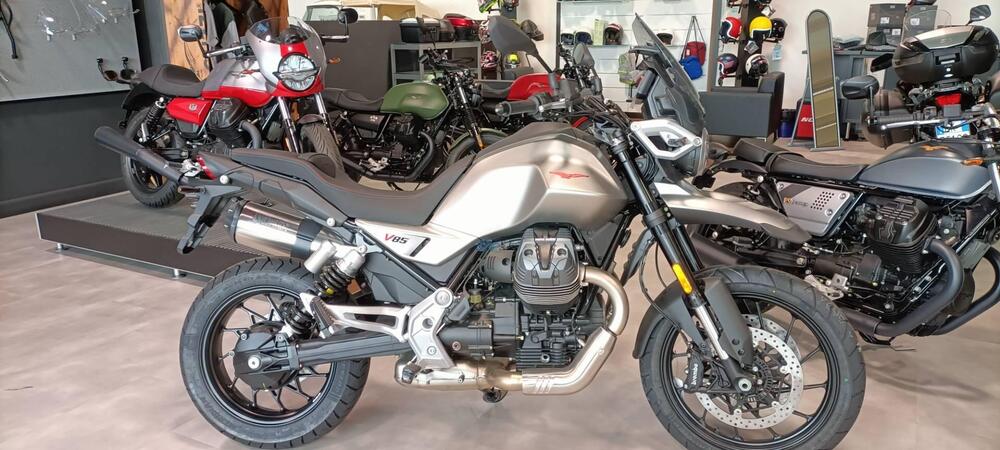 Moto Guzzi V85 Strada (2024 - 25)
