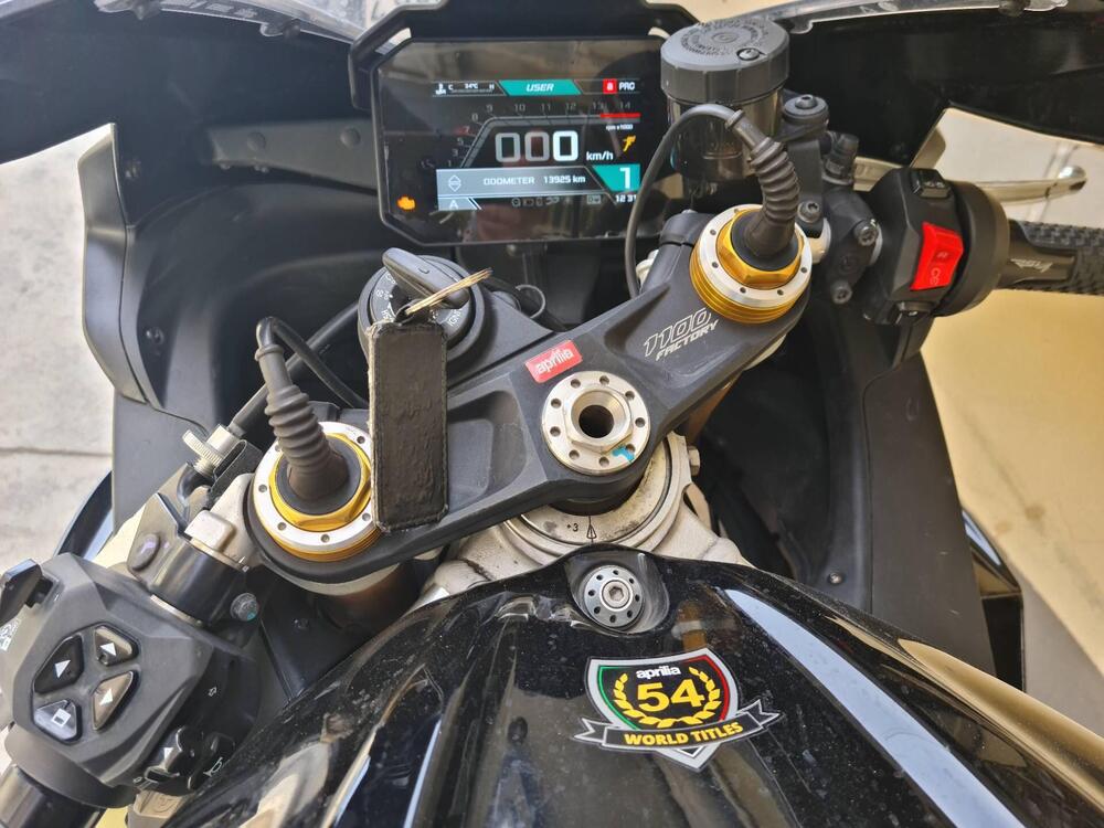 Aprilia RSV4 1100 Factory (2021 - 24) (2)