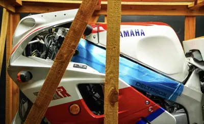 Venduta all&rsquo;asta una Yamaha FZR 750R OW-01 del 1990 ancora nella cassa originale 