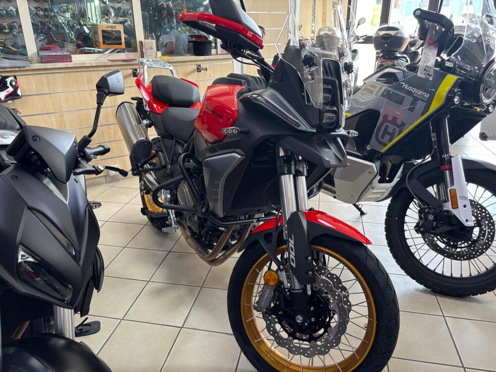 QJ Motor SRT 700 SX (2025) (2)