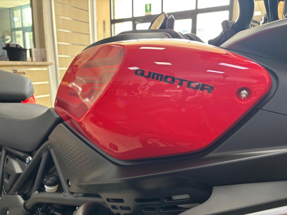 QJ Motor SRT 700 SX (2025) (4)