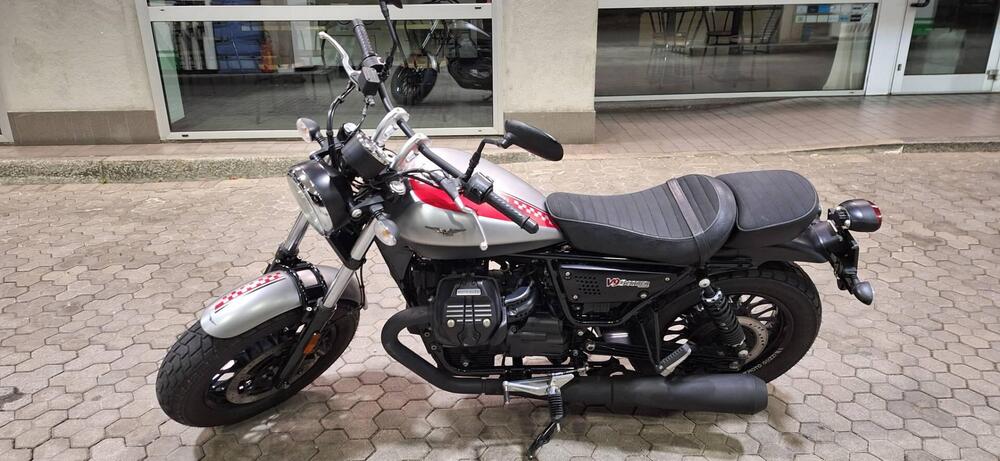 Moto Guzzi V9 Bobber (2016 - 18) (3)