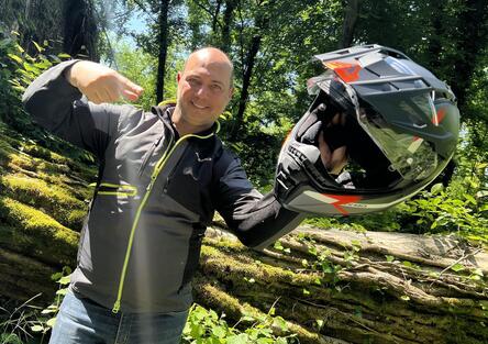 Recensito Acerbis Attack: il casco Adventure in fibra con tutte le caratteristiche giuste [VIDEO]