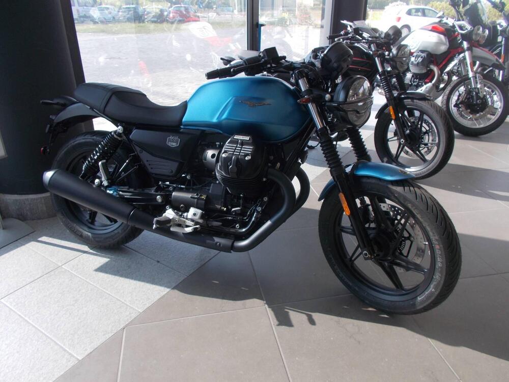 Moto Guzzi V7 Stone (2025)
