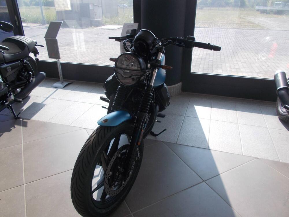 Moto Guzzi V7 Stone (2025) (2)