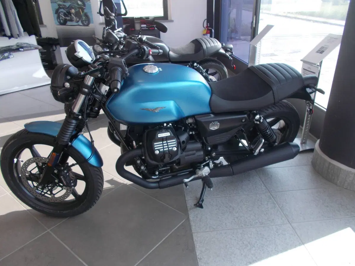 Moto Guzzi V7 Stone (2025 - 26) (3)