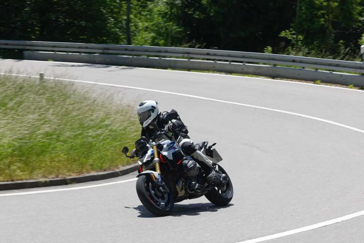 Perché la BMW R 1300 R mi ha deluso? Il TEST [VIDEO]